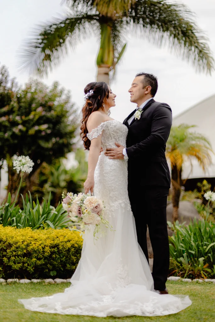Retrato de dos novios enamorados mirándose con amor durante una sesión de fotografía de bodas. Imagen editorial que destaca la conexión emocional, la luz natural y una composición artística.
