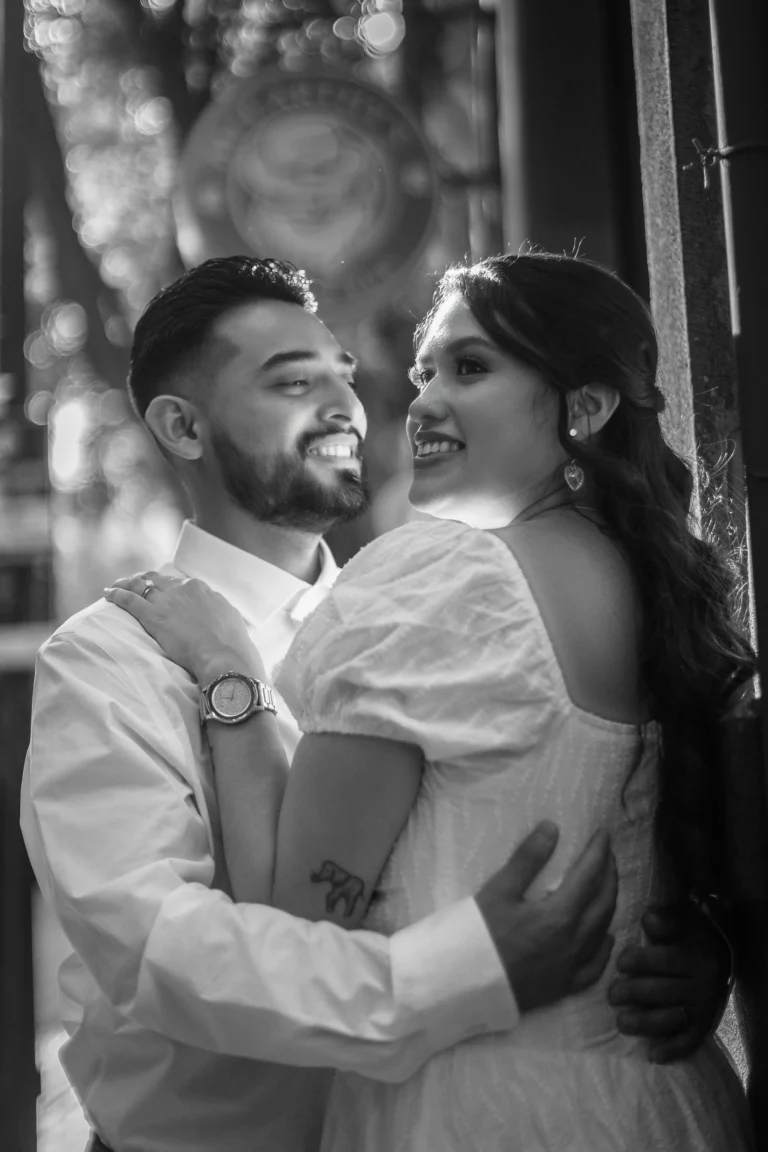 Fotografía de bodas de dos novios abrazándose con una expresión de felicidad. Retrato editorial que captura un momento auténtico de amor, emoción y complicidad con luz natural.