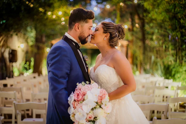 Fotografía de bodas de dos novios mirándose de frente en un retrato editorial. La composición resalta su conexión, las emociones y la elegancia con luz natural y un estilo artístico.