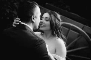 Novia sonriendo mientras abraza al novio durante una sesión de retratos de boda en Puebla.